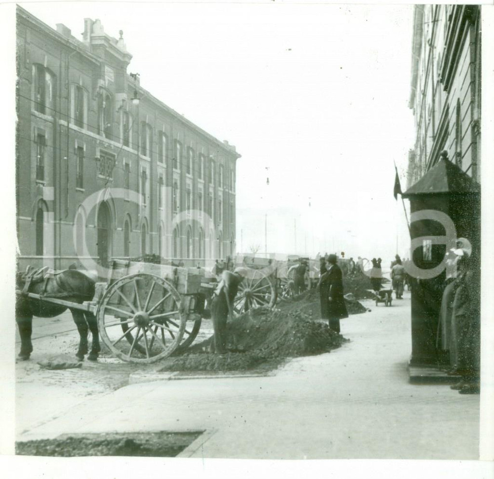 Fotografia d epoca originale 1939 MILANO Carri da sterro alla Caserma di Via VINCENZO MONTI Fotografia 1