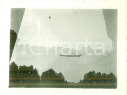 Fotografia d epoca originale 1935 ca ROMA ? Dirigibile in volo sulla città  FOTOMONTAGGIO cm 6 x 5 1