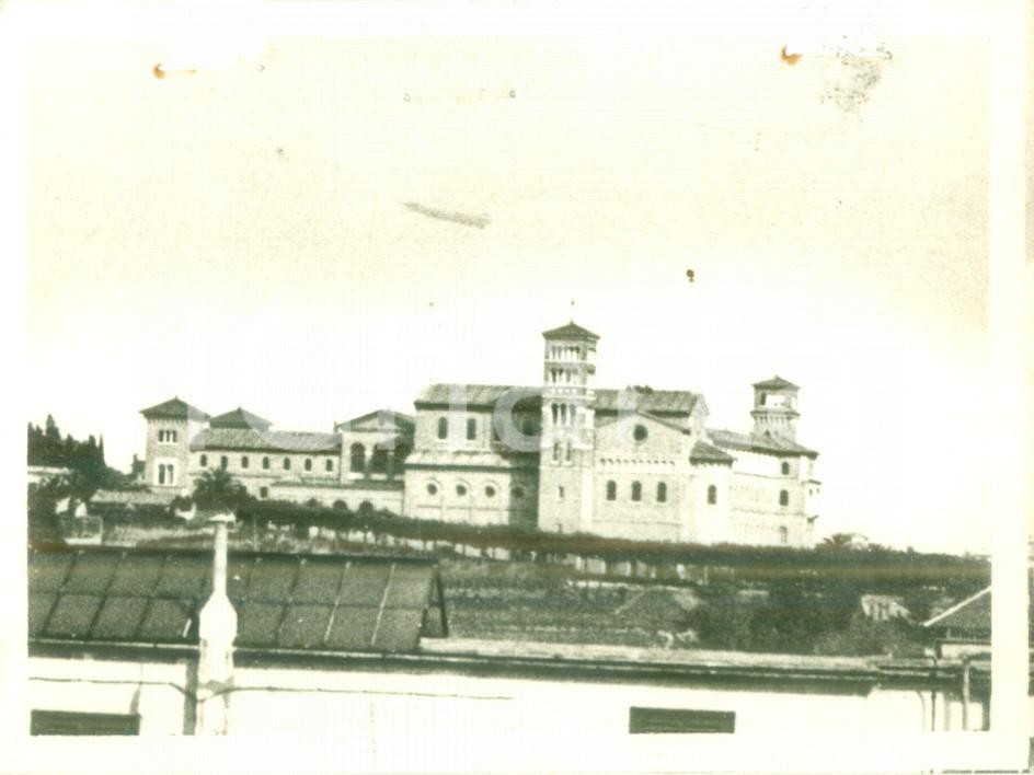 Fotografia d epoca originale 1933 ROMA Dirigibile GRAF ZEPPELIN in volo su una chiesa Fotografia FUORI FUOCO 1