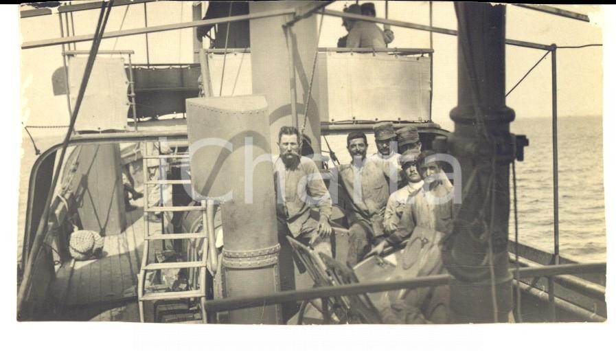 Fotografia d epoca originale 1912 REGIA MARINA Gruppo di militari a bordo di un rimorchiatore Foto 10x6 1