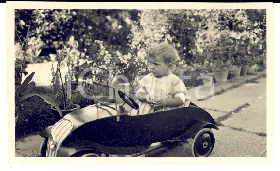 Fotografia d epoca originale 1960 ca BRESCIA Bambina gioca nella macchinina Foto A. COMINELLI 11x7 cm 1