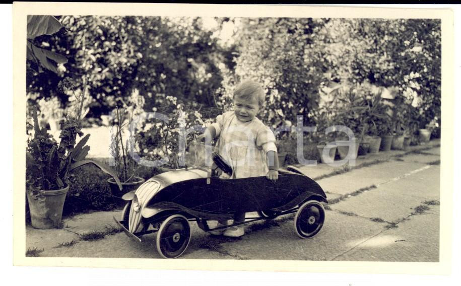Fotografia d epoca originale 1960 ca BRESCIA Bambina gioca nella macchinina Foto A. COMINELLI 11x7 1
