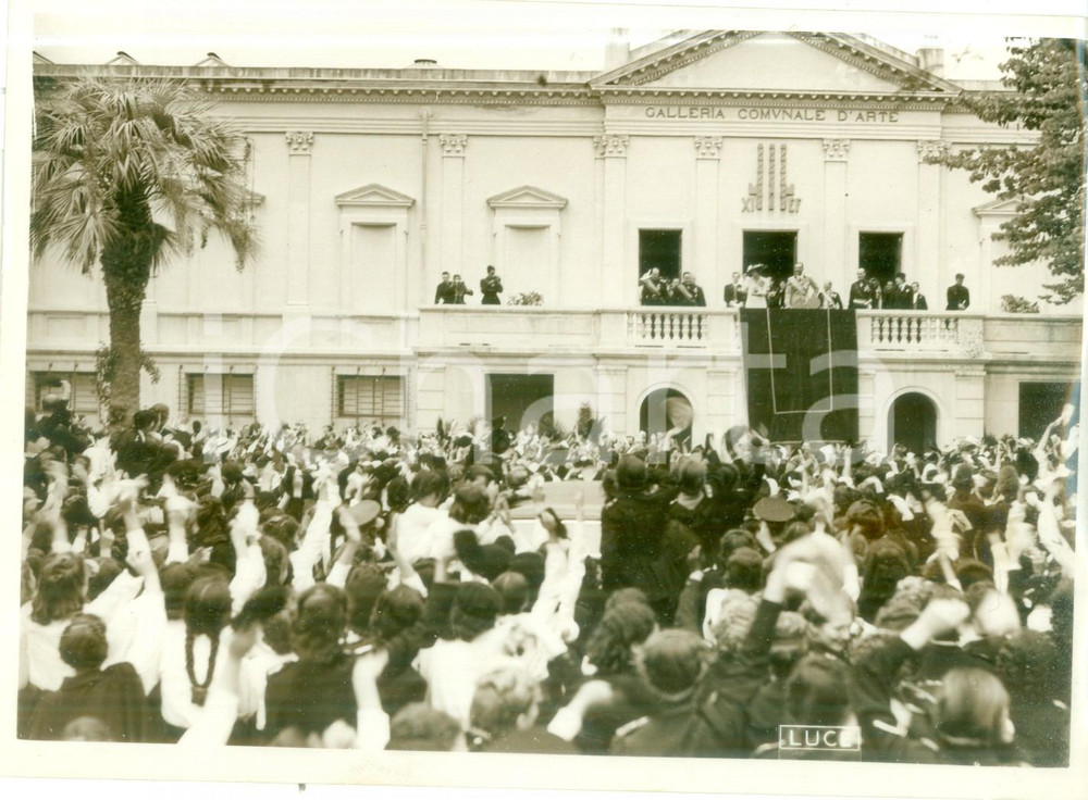 Fotografia d epoca originale 1939 CAGLIARI Principi di PIEMONTE acclamati alla Galleria Comunale d Arte FOTO 1