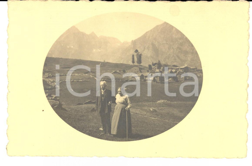 Fotografia d epoca originale 1920 ca FRANCE ALPES Coppia di anziani contadini Foto cartolina VINTAGE 1