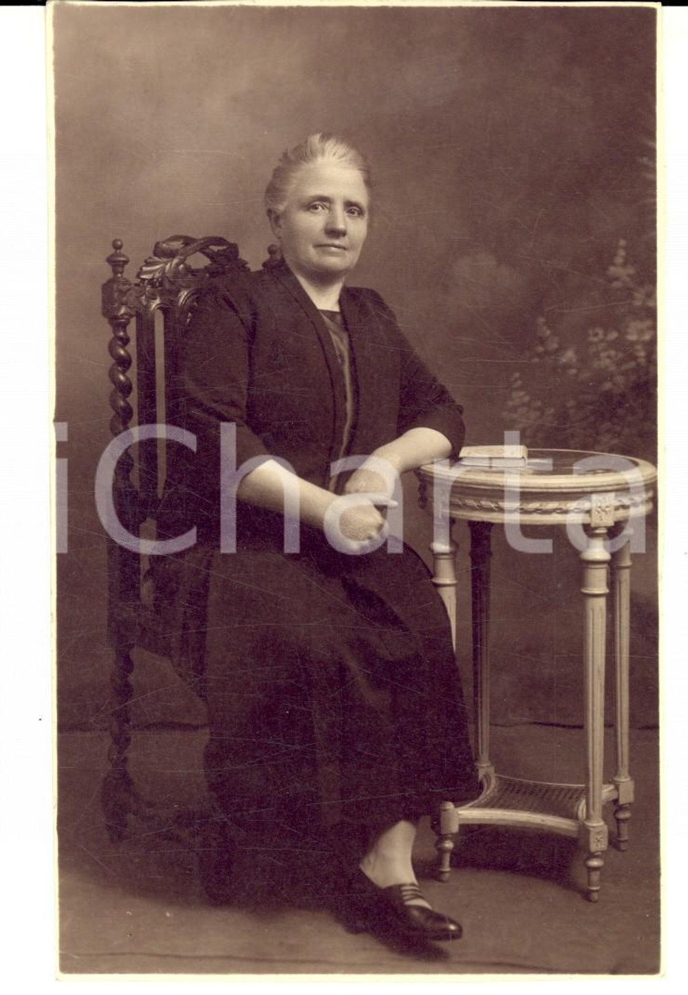Fotografia d epoca originale 1930 ca PARIS Portrait de femme en robe noire avec son livre Photo STUDIO BASS 1