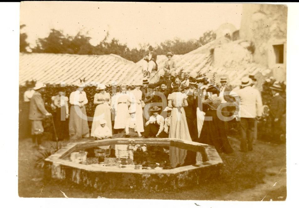 Fotografia d epoca originale 1910 ca AREA LOMBARDA Una comitiva intorno a una vasca Foto CURIOSA 11x8 1
