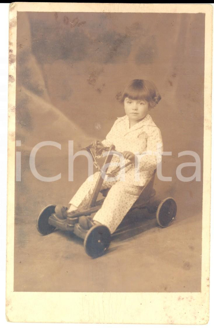 Fotografia d epoca originale 1940 ca AREA LOMBARDA Bambina su giocattolo a pedali Foto cartolina VINTAGE 1