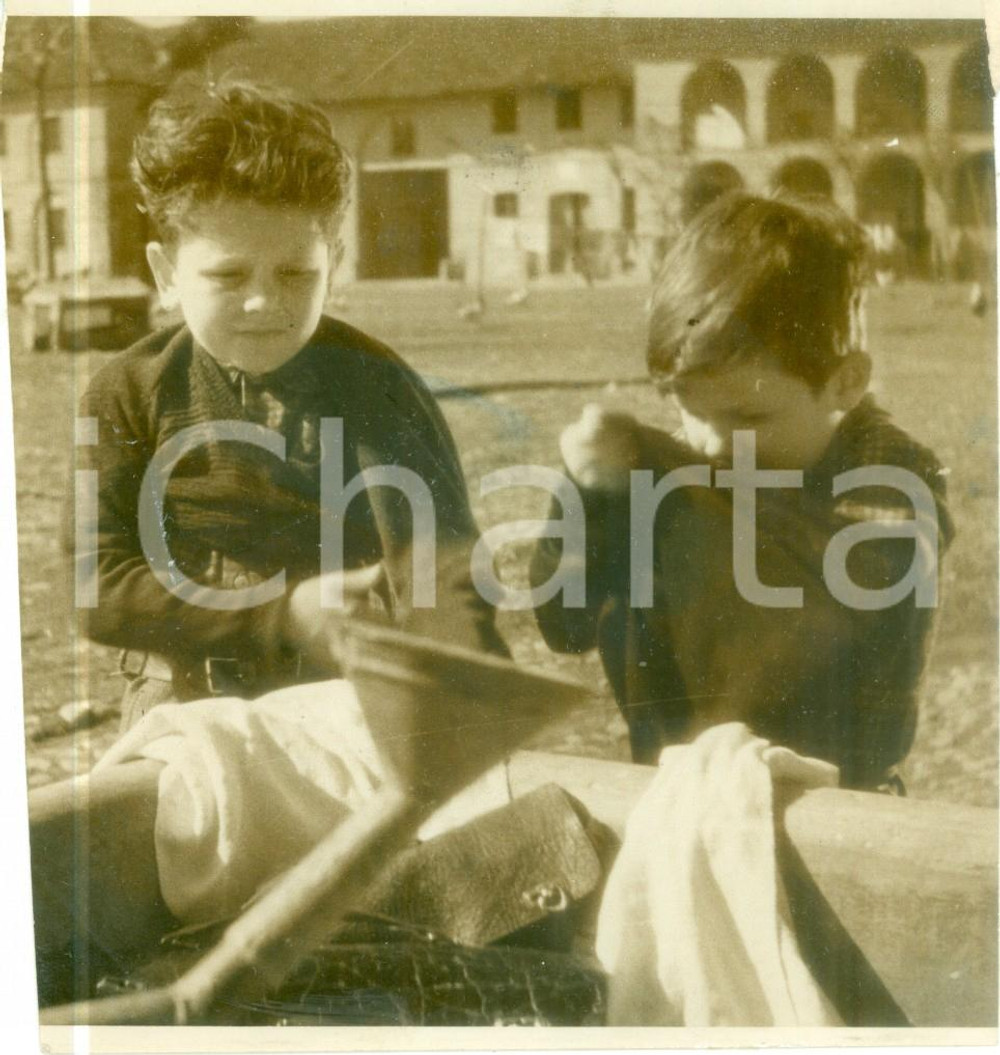 Fotografia d epoca originale 1943 ROMA WW2 Piccoli sfollati si godono la vita in campagna Fotografia 1
