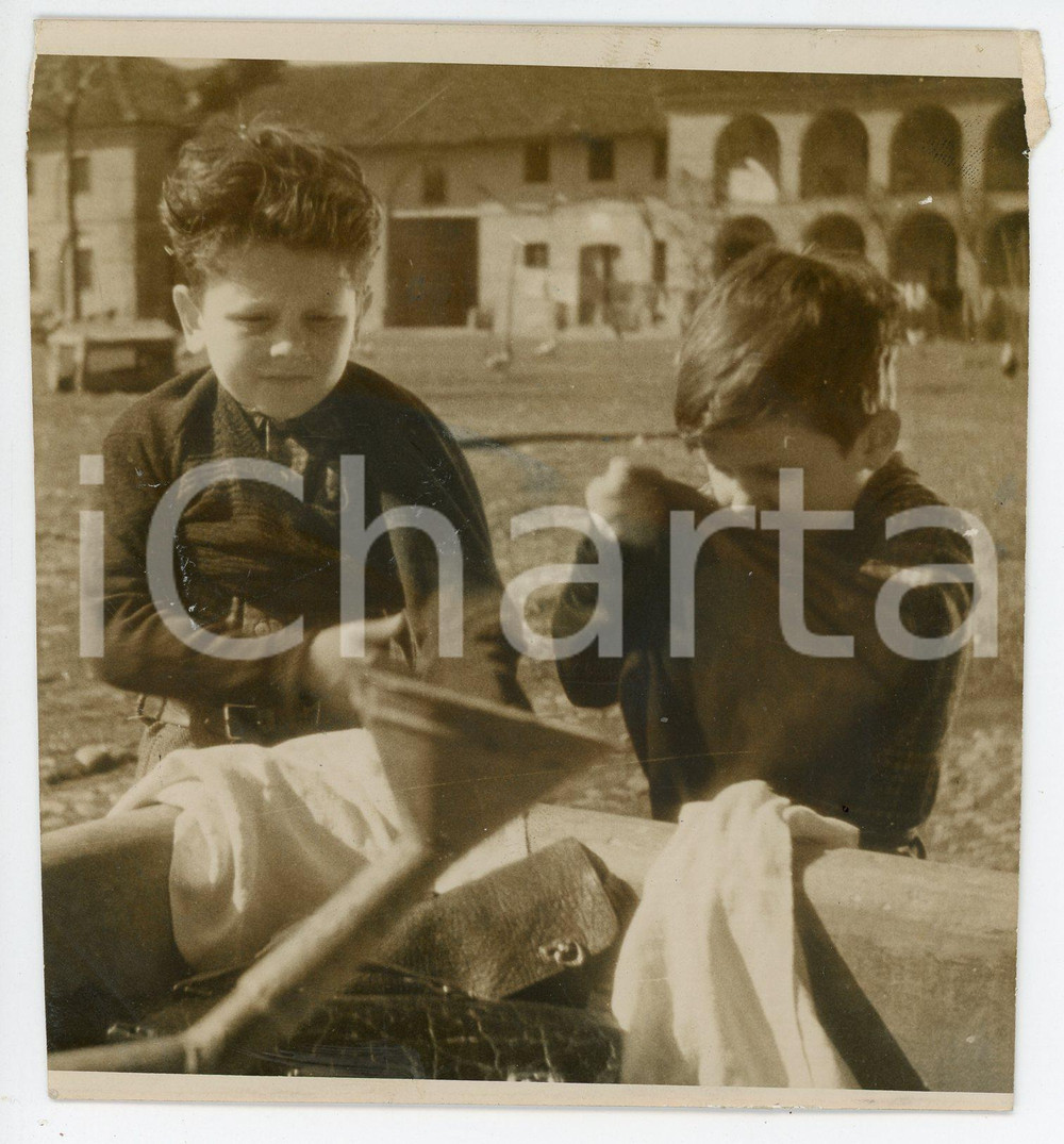 Fotografia d epoca originale 1943 ROMA WW2 Piccoli sfollati si godono la vita in campagna Fotografia 1