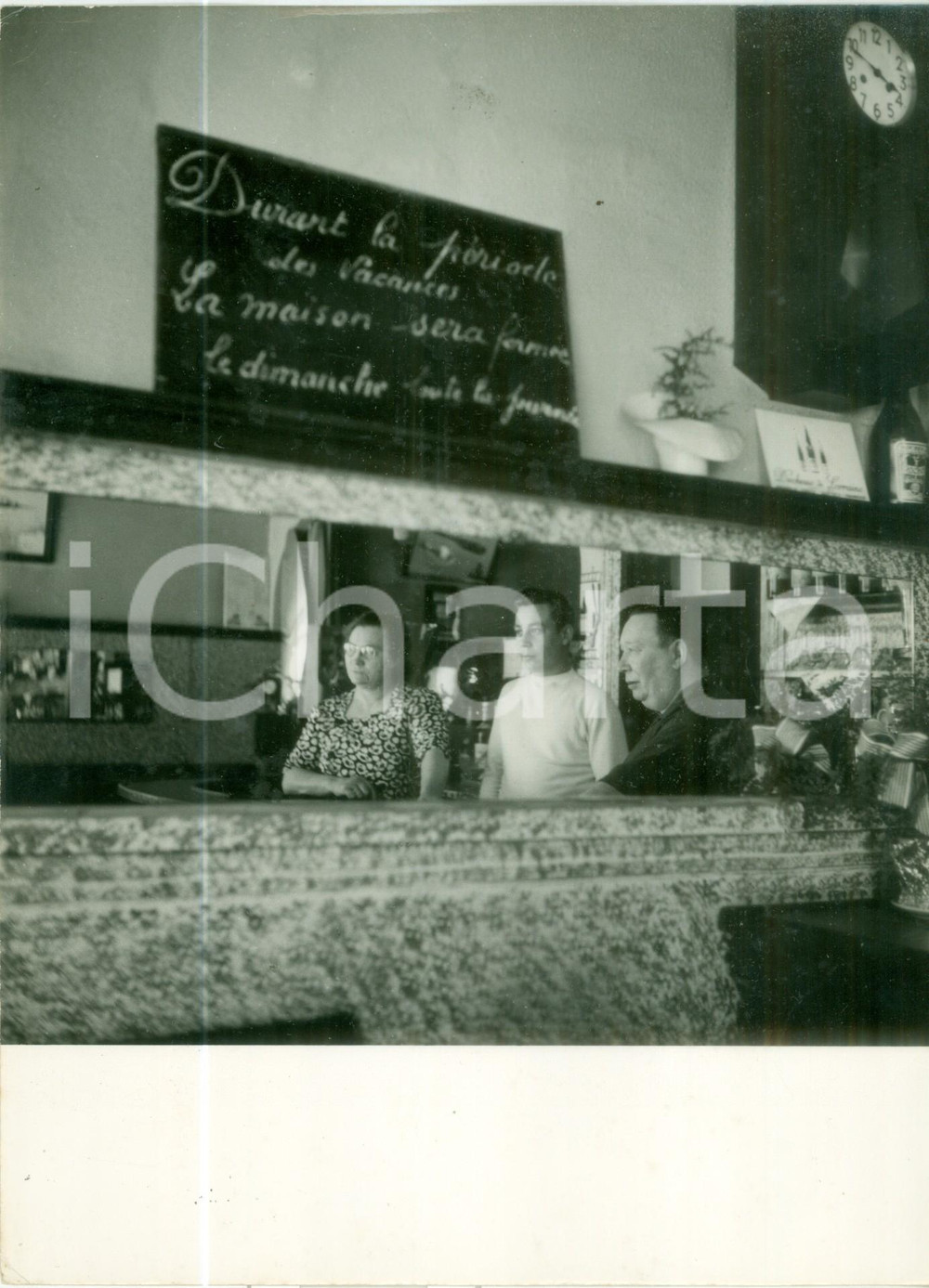 Fotografia d epoca originale 1950 ca FRANCE Osteria con famiglia di gestori Aperitivo DUBONNET Fotografia 1