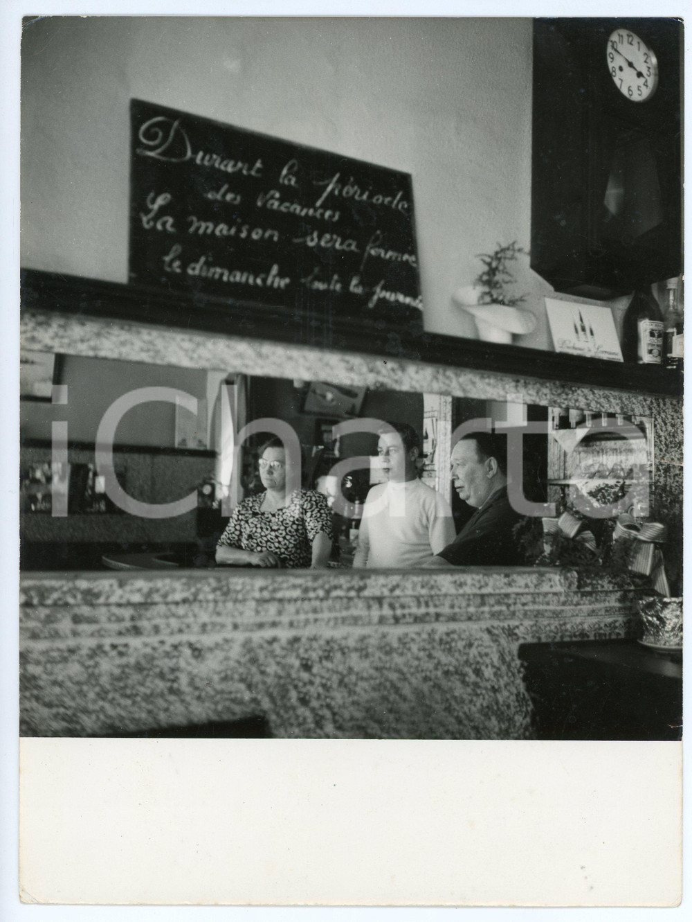 Fotografia d epoca originale 1950 ca FRANCE Osteria con famiglia di gestori al bancone Fotografia 1