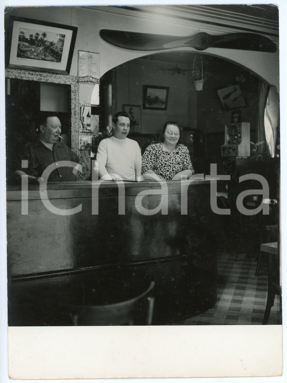 Fotografia d epoca originale 1950 ca FRANCE Osteria con famiglia di gestori Aperitivo DUBONNET Fotografia 1