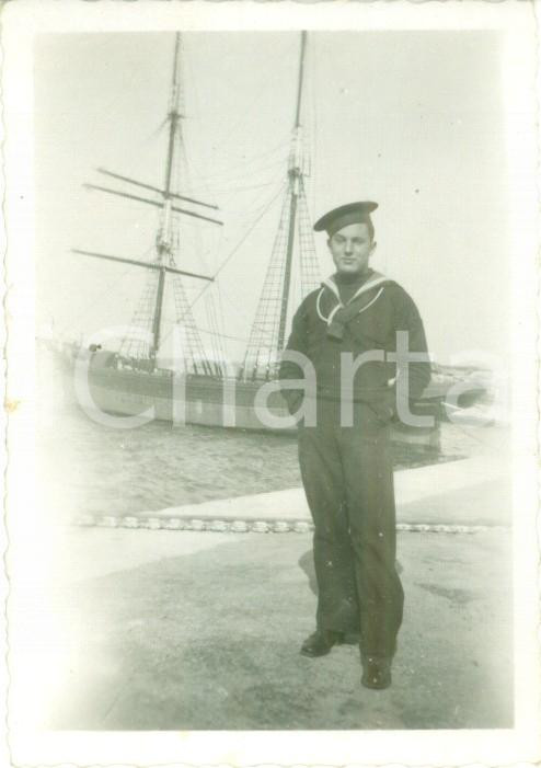 Fotografia d epoca originale 1938 POLA CROAZIA Marinaio al porto e veliero a due alberi Fotografia cm 6 x 9 1