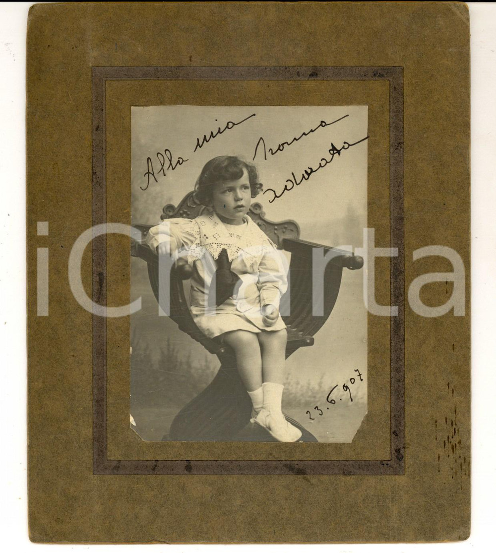 Fotografia d epoca originale 1907 AREA LOMBARDA Bambina su poltroncina in legno Foto 15x17 cm 1