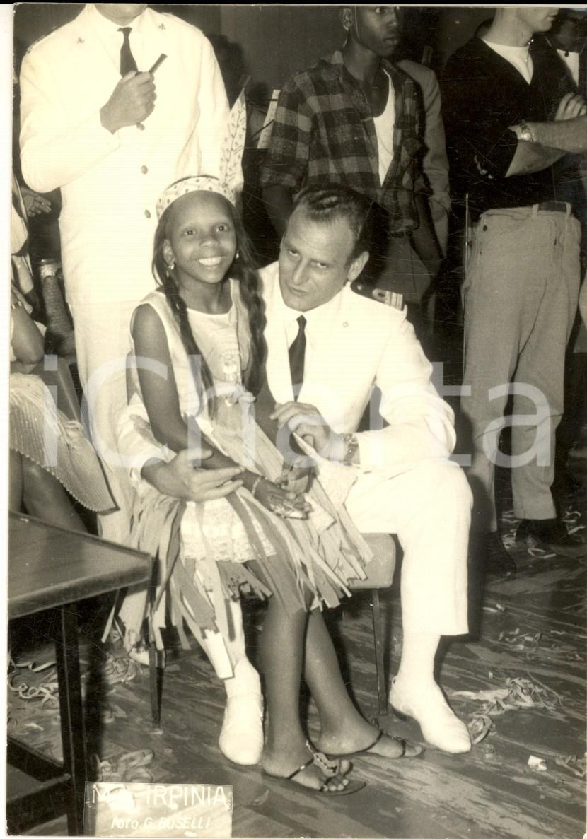 Fotografia d epoca originale 1960 ca GRIMALDI Motonave IRPINIA Comandante con bambina in costume Foto VINTAGE 1