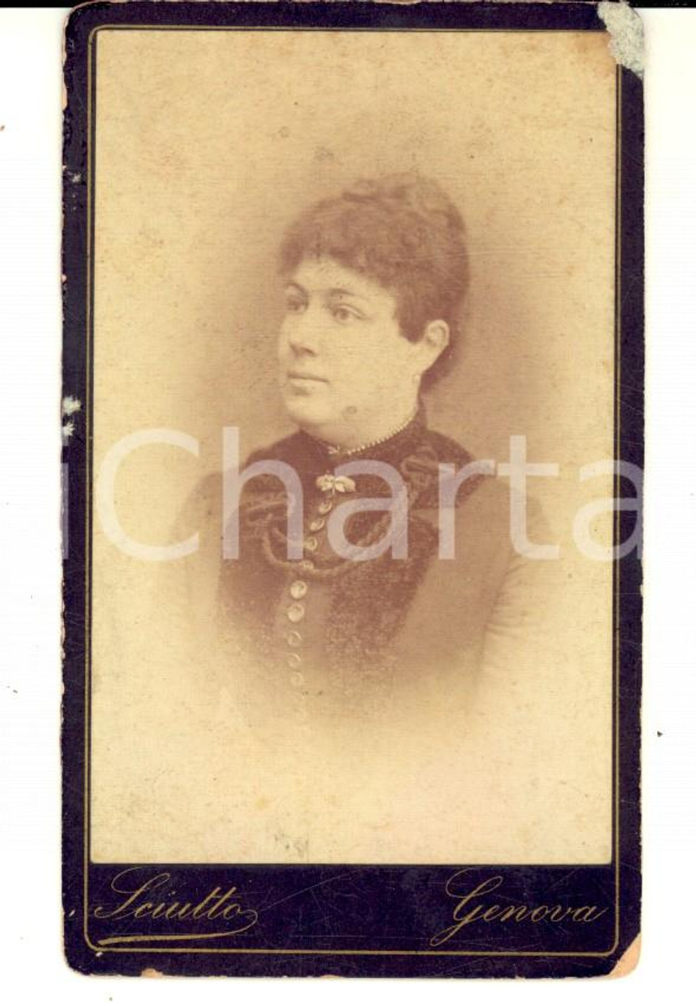 Fotografia d epoca originale 1880 ca GENOVA Ritratto di donna con spilla a cordoncino Foto G. B. SCIUTTO 1