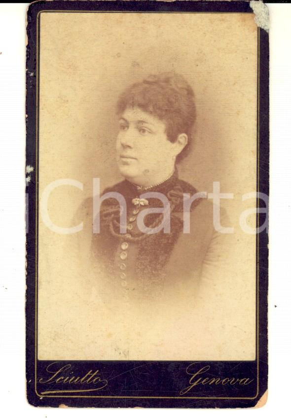 Fotografia d epoca originale 1880 ca GENOVA Ritratto di donna con spilla a cordoncino Foto G. B. SCIUTTO 1