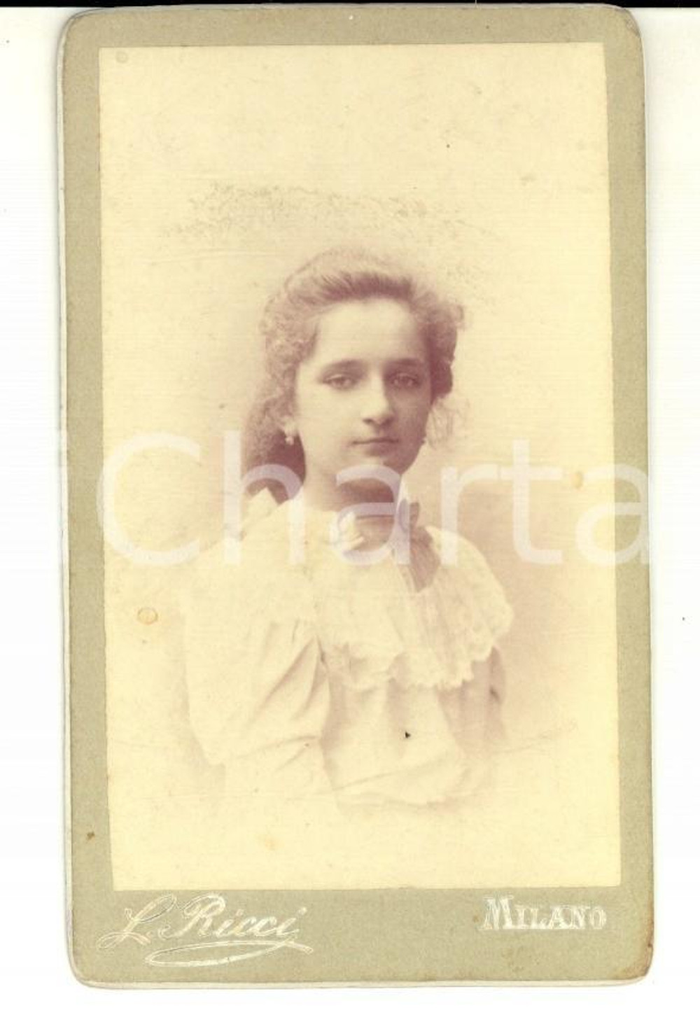 Fotografia d epoca originale 1890 ca MILANO Ritratto di bambina in abito bianco Fotografia L. RICCI CDV 1