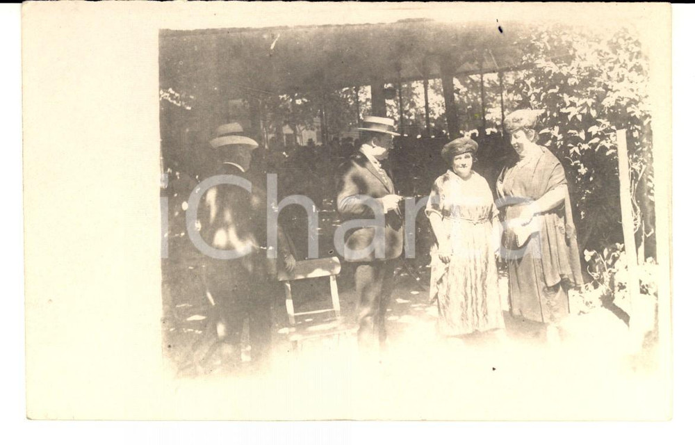 Fotografia d epoca originale 1910 ca FRANCE Conversazione di due anziane coppie in giardino Foto VINTAGE 1
