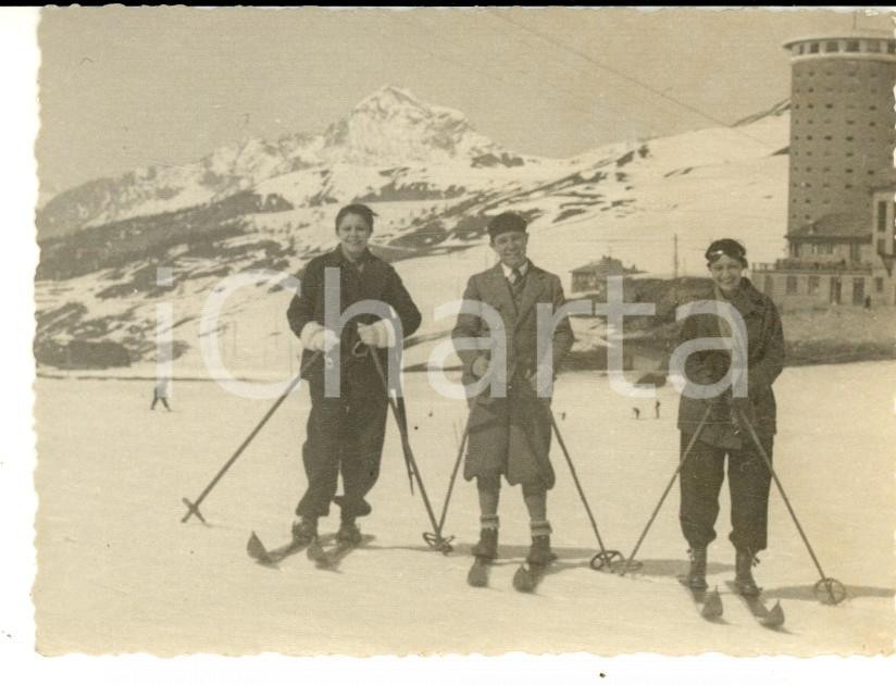 Fotografia d epoca originale 1950 ca SESTRIERE TO Pausa di tre sciatori amatoriali Foto VINTAGE 10x8 cm 1