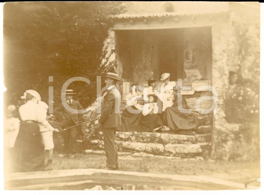 Fotografia d epoca originale 1910 ca AREA LOMBARDA Giochi all aperto in famiglia Foto CURIOSA 11x8 1