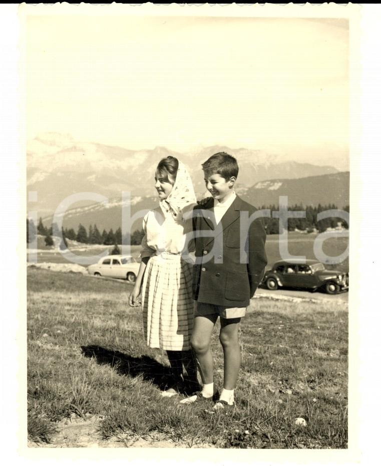 Fotografia d epoca originale 1960 ANNECY F Coppia di bambini con il monte SEMNOZ Foto VINTAGE 9x11 1