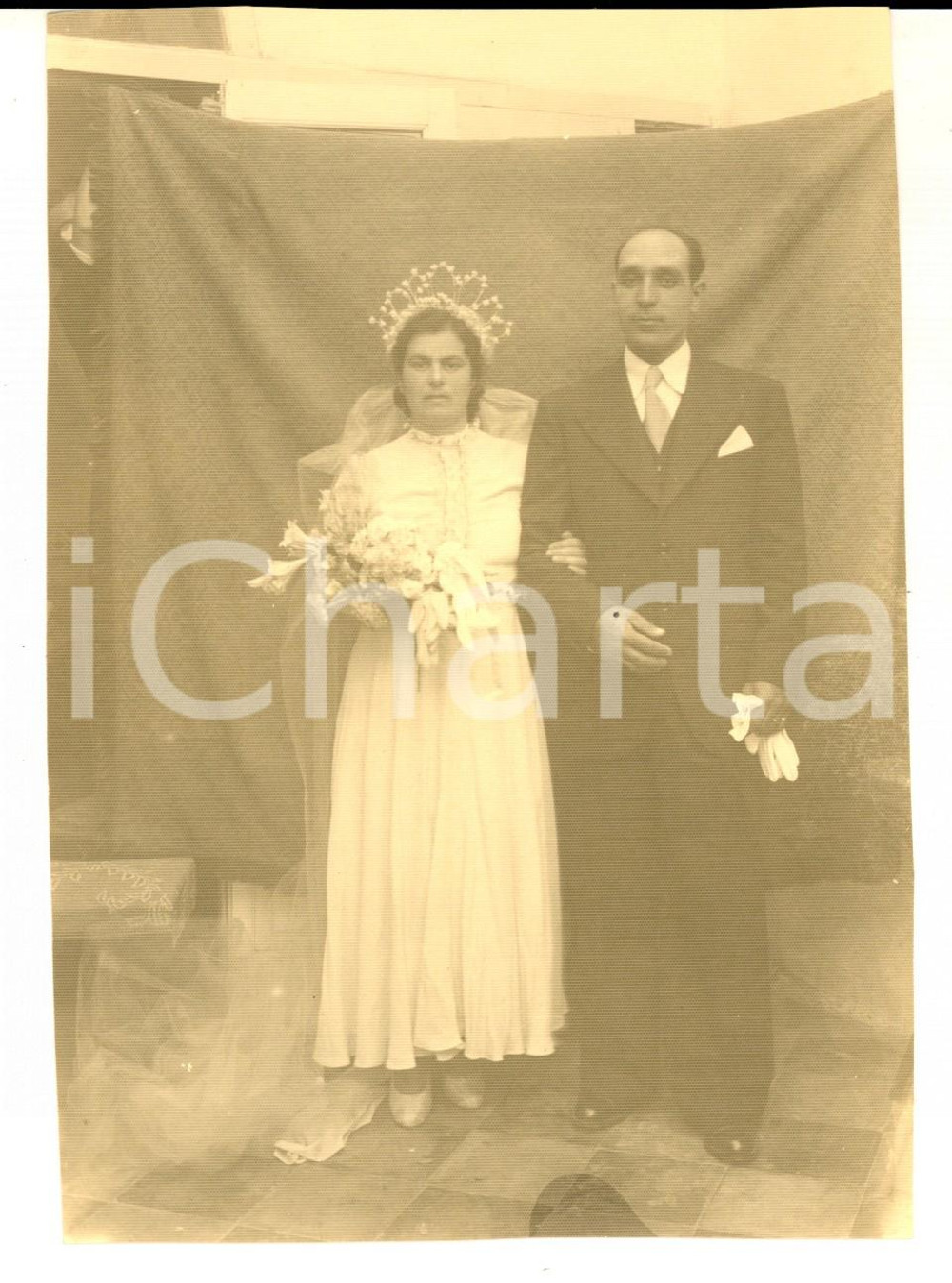 Fotografia d epoca originale 1950 ca NAPOLI ? Coppia di sposi con finto telone Foto CURIOSA 11x16 cm 1
