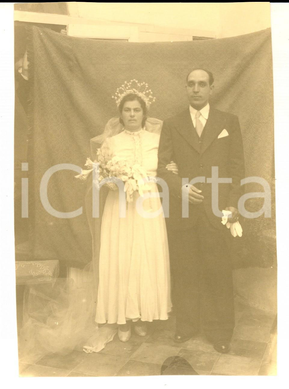 Fotografia d epoca originale 1950 ca NAPOLI Coppia di sposi con sfondo posticcio Foto CURIOSA 11x16 cm 1