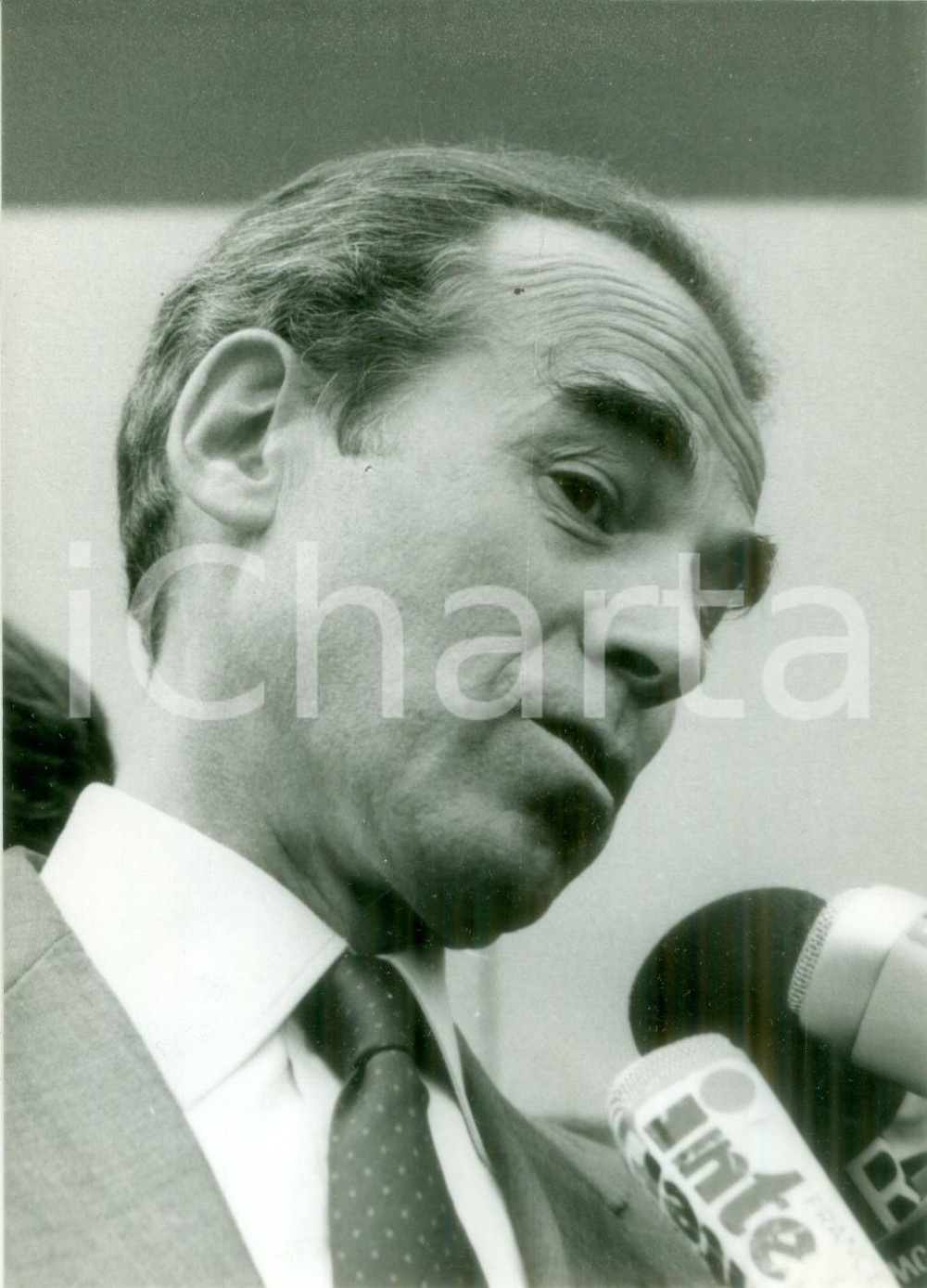 Fotografia d epoca originale 1981 PARIS Ministro Robert BADINTER intervistato dai giornalisti Fotografia 1