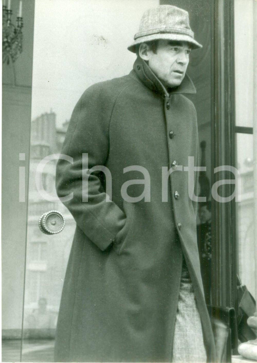 Fotografia d epoca originale 1985 PARIS Ministro Robert BADINTER si ripara dal freddo Fotografia 1