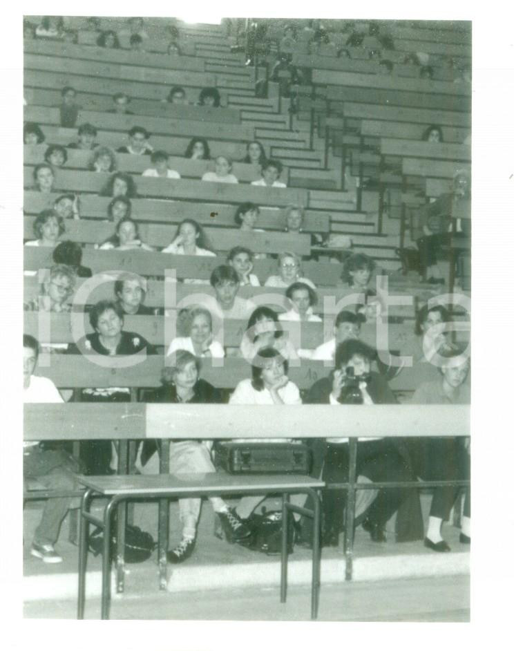 Fotografia d epoca originale 1990 MULHOUSE F Pubblico al LycÃ©e SCHMEITZER ascolta Elisabeth BADINTER Foto 1