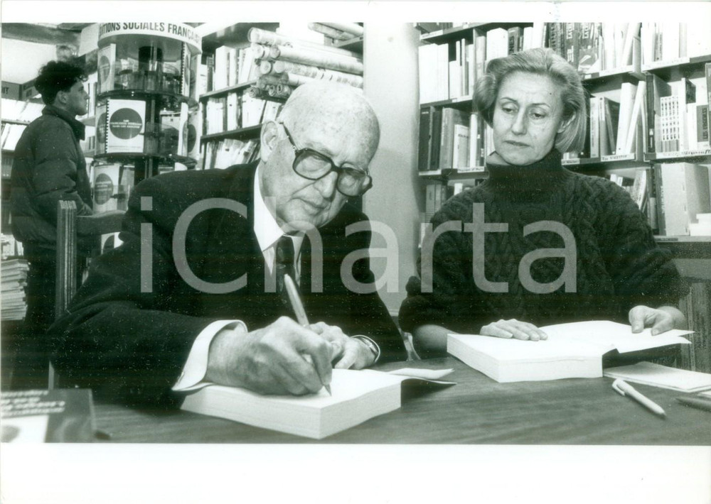 Fotografia d epoca originale 1990 ca COLMAR FRANCE Politico Pierre PFLIMLIN autografa un libro Foto 1