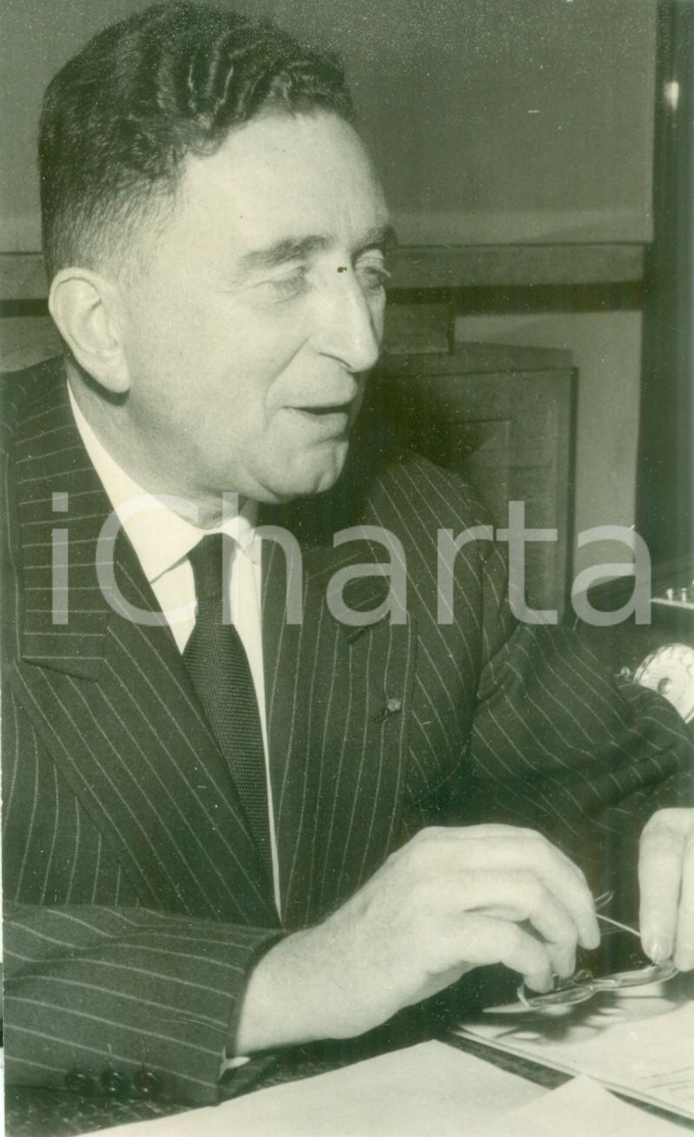 Fotografia d epoca originale 1961 PARIS Ministro Lucien PAYE al lavoro nel suo ufficio Fotografia 1