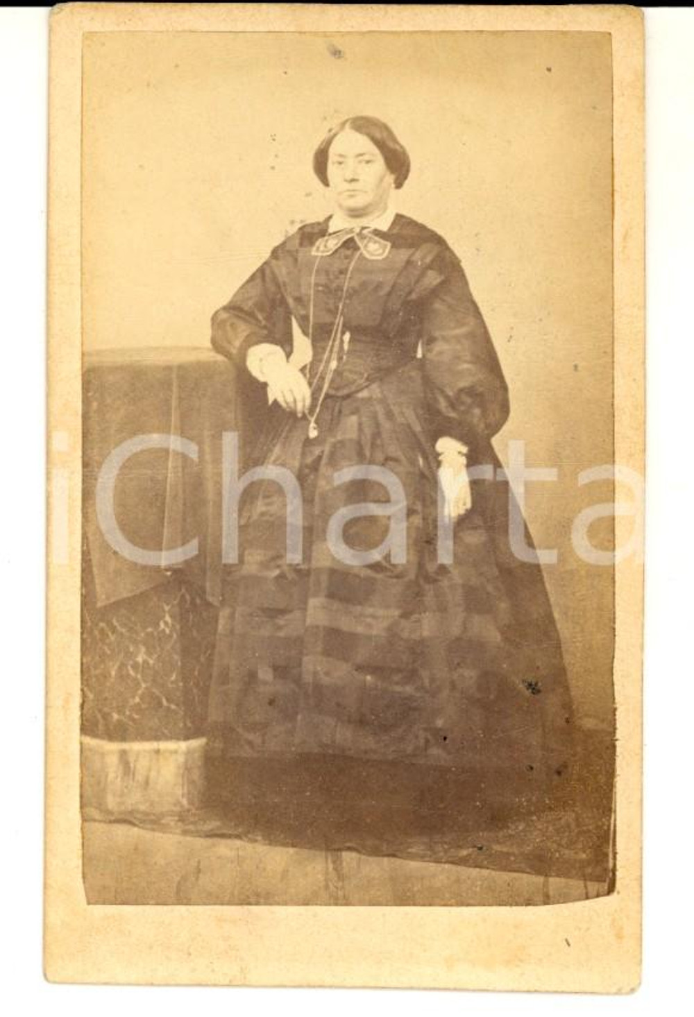 Fotografia d epoca originale 1870 ca MILANO Ritratto di donna in abito scuro Fotografia BOSSI CDV 1
