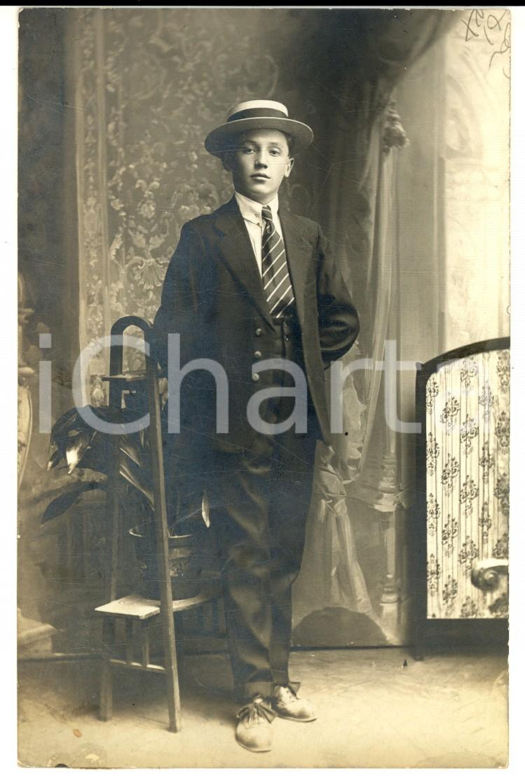 Fotografia d epoca originale 1920 ca MILANO ? Ritratto di adolescente in abito da passeggio Foto cartolina 1