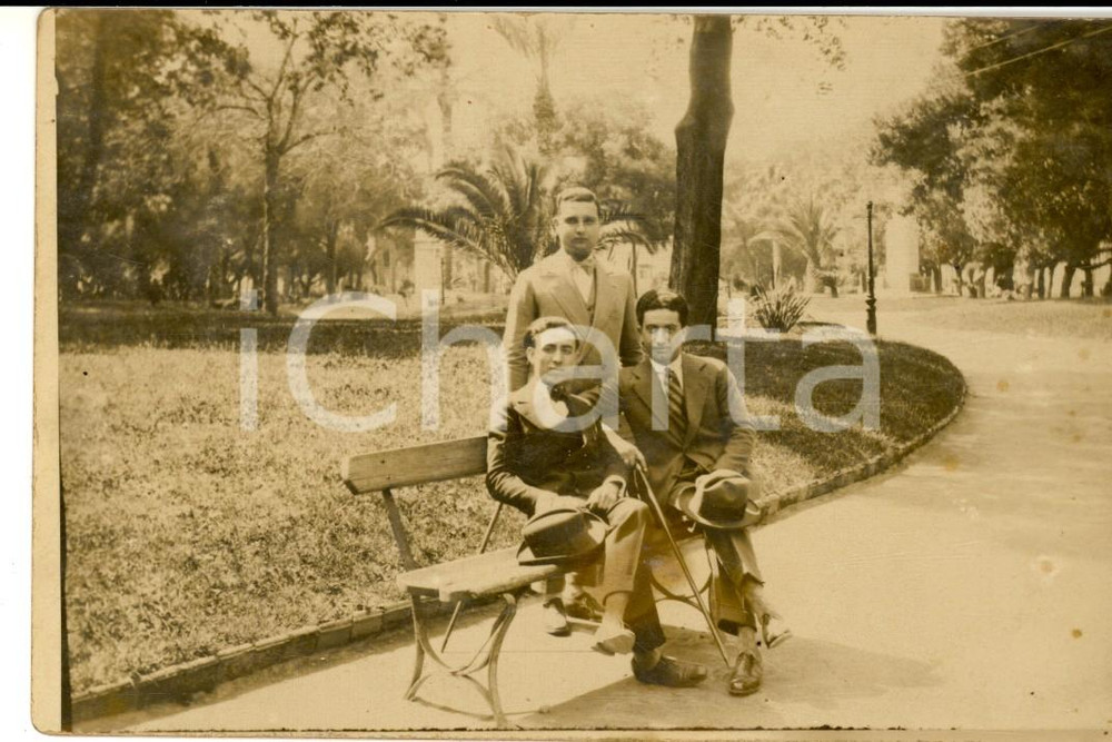 Fotografia d epoca originale 1927 NAPOLI Tre amici ai giardini in tenuta da passeggio Foto cartolina VINTAGE 1