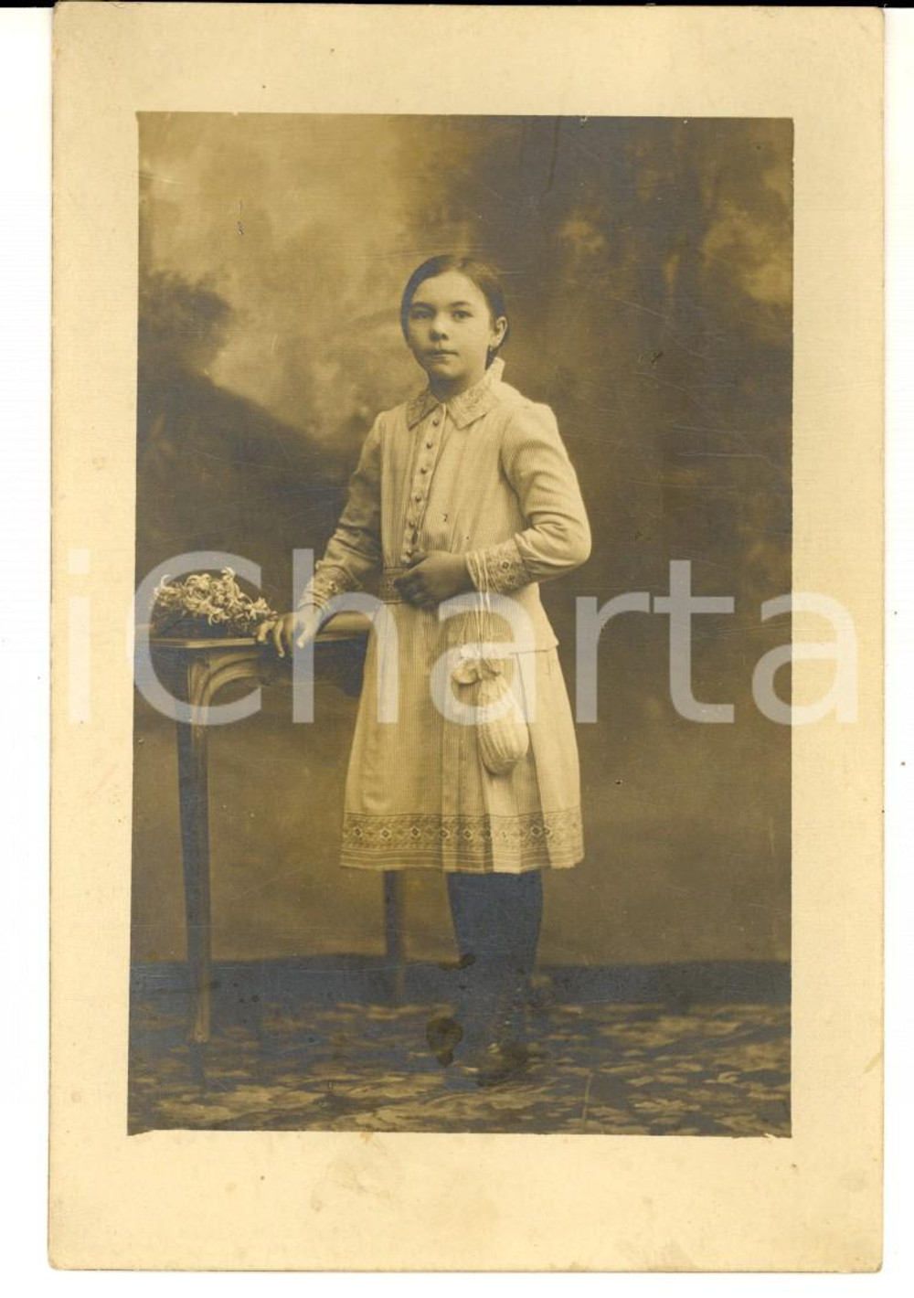 Fotografia d epoca originale 1920 ca MILANO ? Bambina in abito a righe con borsetta bianca Foto cartolina 1
