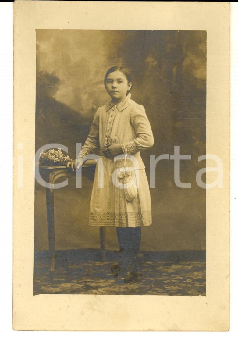 Fotografia d epoca originale 1920 ca MILANO ? Bambina in abito a righe con borsetta bianca Foto cartolina 1