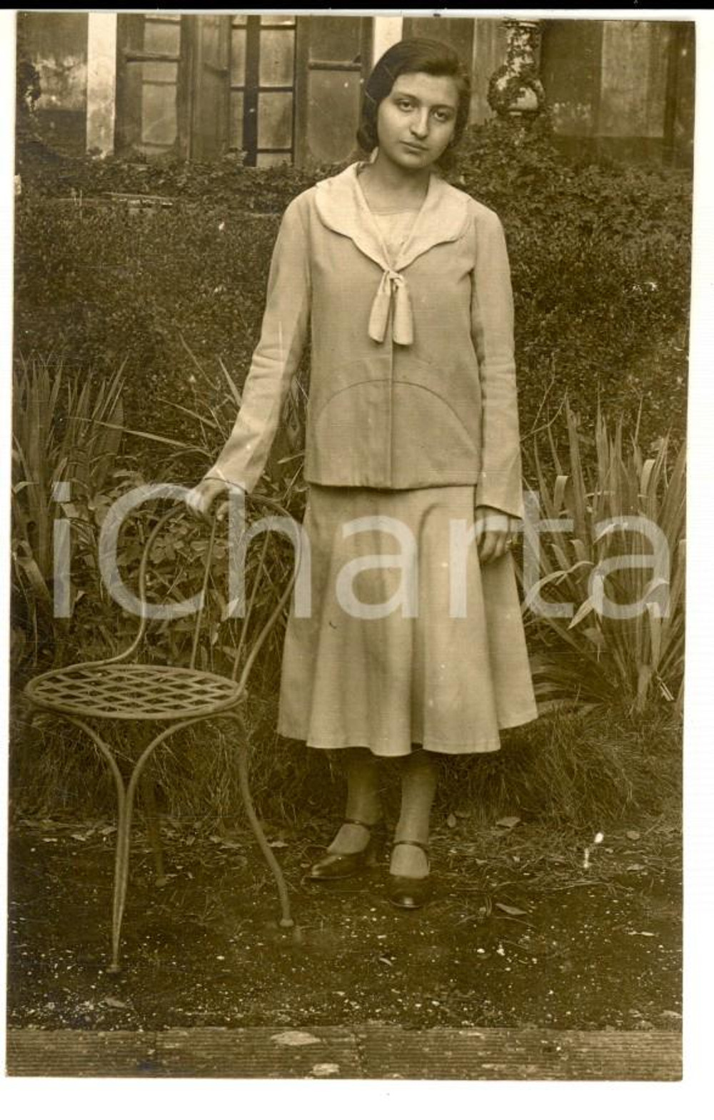 Fotografia d epoca originale 1930 ca  NAPOLI ? Ritratto di giovane donna in giardino Foto VINTAGE 7x11 cm 1