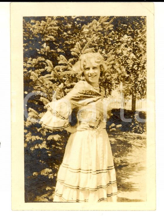 Fotografia d epoca originale 1926 AREA LOMBARDA ? Giovane donna in costume tzigano Foto VINTAGE 6x9 cm 1