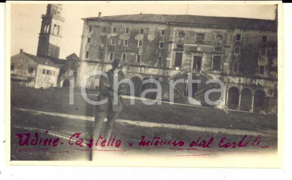 Fotografia d epoca originale 1917 WWI UDINE Soldato nel cortile del castello Fotografia 11x7 cm 1