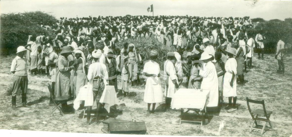Fotografia d epoca originale 1935 ca SOMALIA Visita medica agli indigeni al campo italiano Fotografia 1
