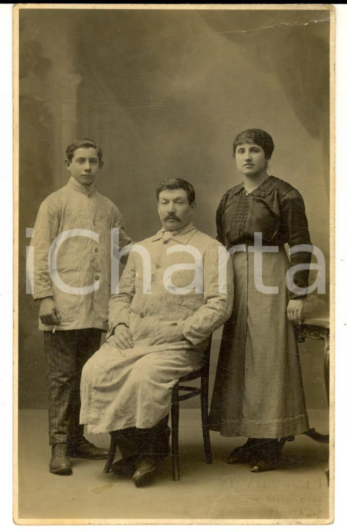 Fotografia d epoca originale 1920 ca MILANO Corso VITTORIA Ritratto di famiglia Foto cartolina A. ANGELI 1