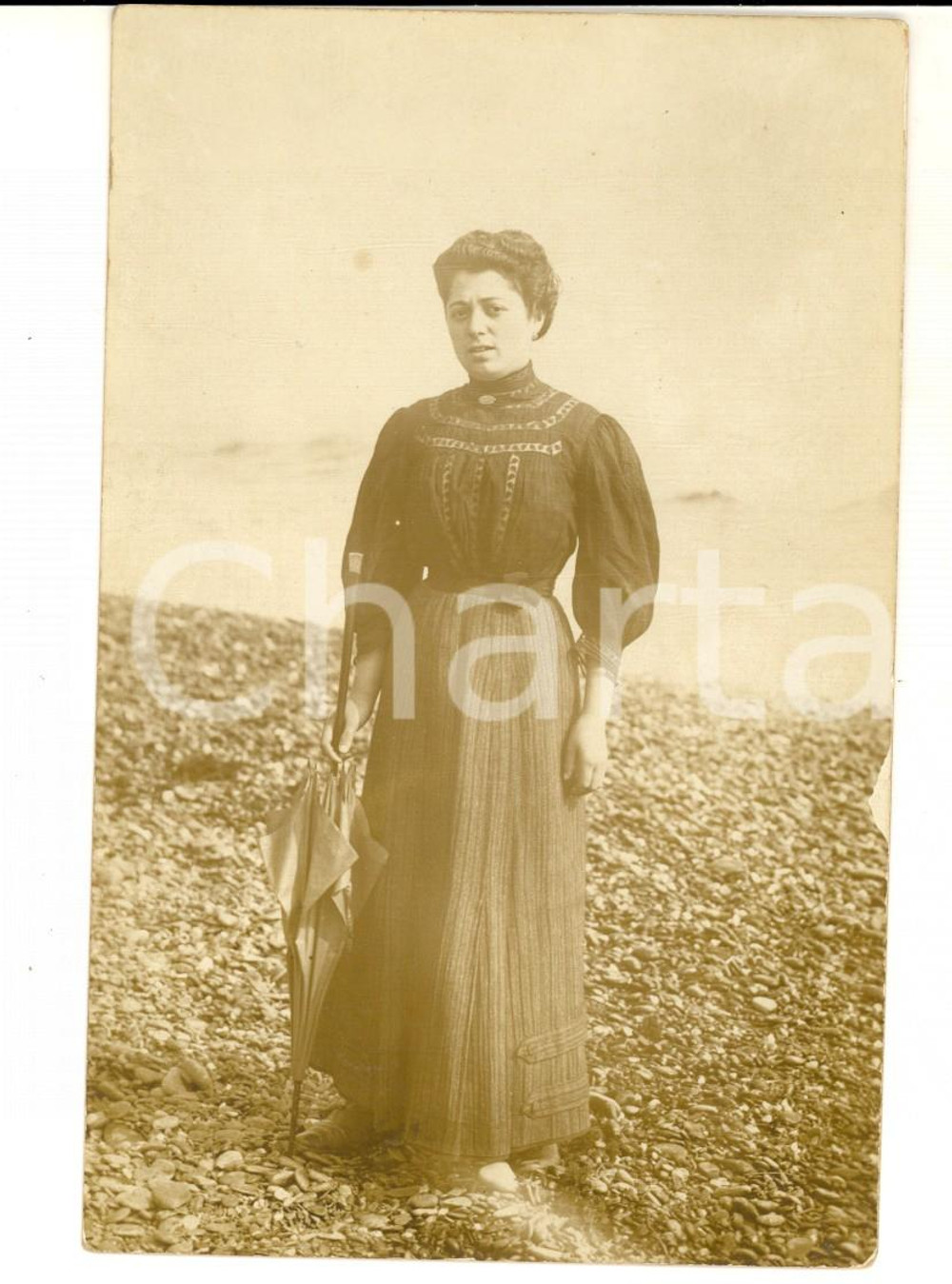 Fotografia d epoca originale 1910 ca AREA LIGURE Donna in spiaggia con l ombrellino Foto cartolina VINTAGE 1