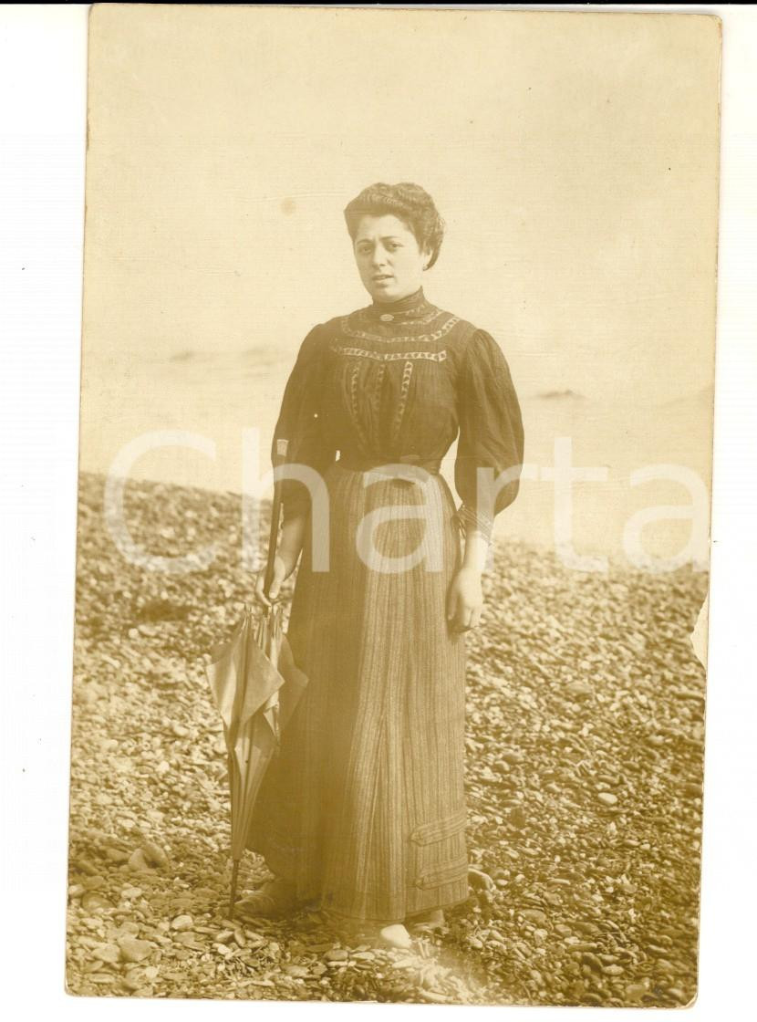 Fotografia d epoca originale 1910 ca AREA LIGURE Donna in spiaggia con l ombrellino Foto cartolina VINTAGE 1