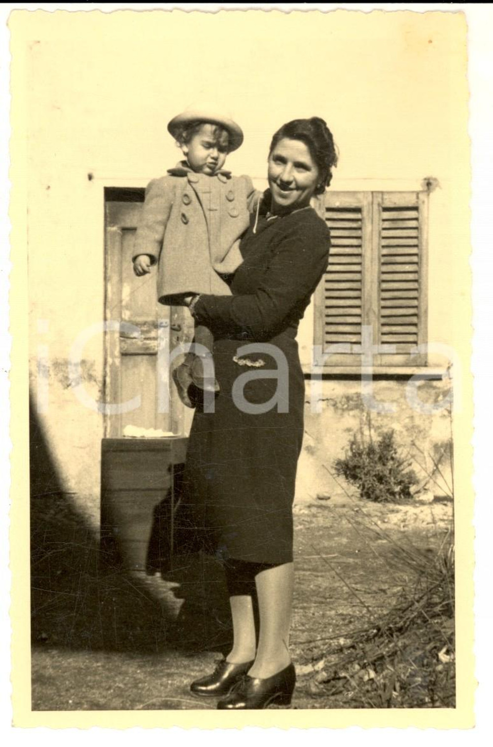 Fotografia d epoca originale 1940 ca MILANO Madre con la figlia nel cortile di casa Foto VIGANO  VINTAGE 1
