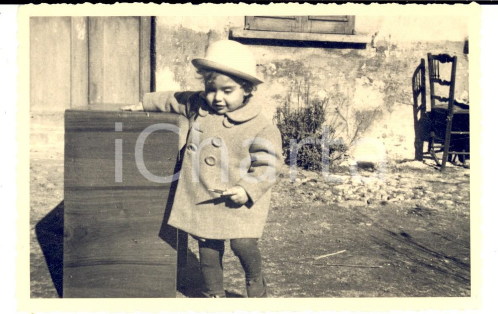 Fotografia d epoca originale 1940 ca MILANO Bambina gioca nel cortile di casa Foto VIGANO  VINTAGE 1