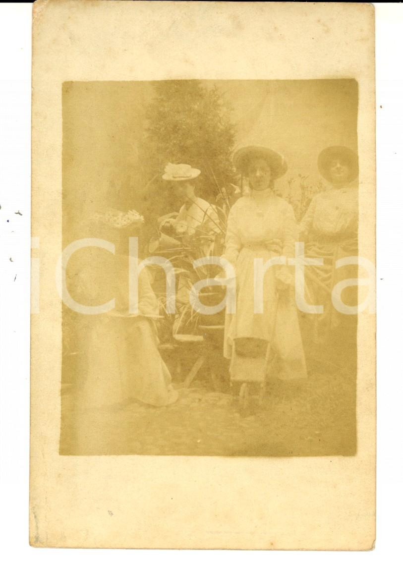 Fotografia d epoca originale 1900 ca COSTUMI Giovani donne intente al giardinaggio Foto cartolina VINTAGE 1