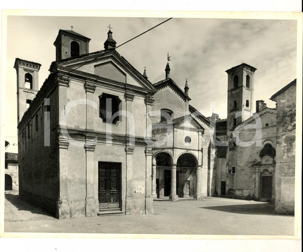 Fotografia d epoca originale 1970 ca AREA TORINESE Veduta di una piazza con chiese in rovina Foto HAUS 24x18 1