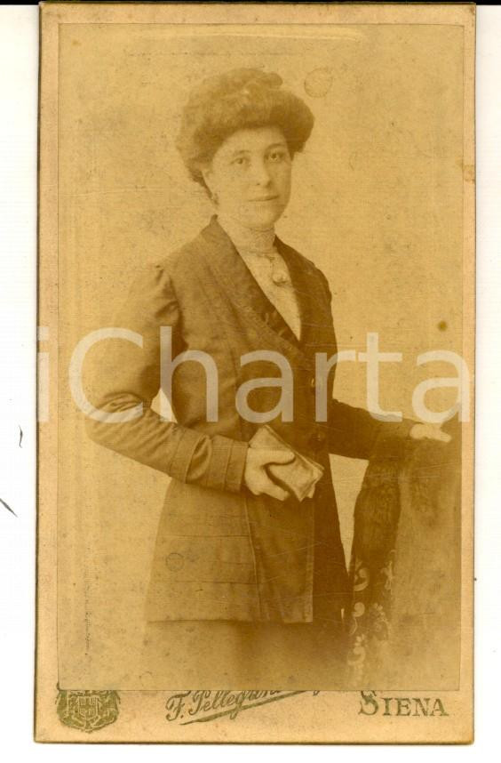 Fotografia d epoca originale 1900 ca SIENA Ritratto di donna con la pochette Foto Ferdinando PELLEGRINI CDV 1